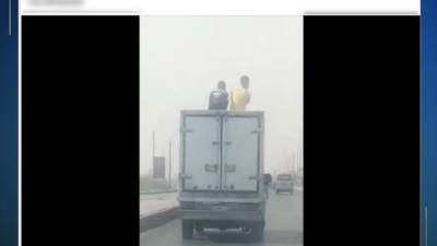 كشف ملابسات تداول مقطع فيديو بقيام شخصين بالجلوس أعلى سيارة نصف نقل مُعرضين حياتهما والآخرين للخطر