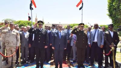 محافظ أسيوط ومدير الأمن يضعان إكليل الزهور على النصب التذكاري لشهداء بني عدي