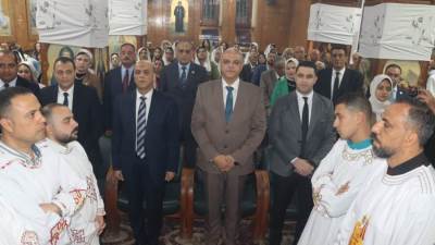 محافظ القليوبية ومدير أمن القليوبية يشهدان قداس عيد القيامة المجيد بكنيسة العذراء ببنها