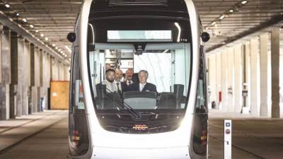 فيليب "ملك بلجيكا" يتولى قيادة عربة ترام خلال الافتتاح الرسمي لخط جديد