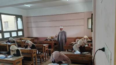 رئيس منطقة سوهاج الأزهرية يتابع سير امتحانات الشهادة الثانوية بمعاهد طهطا