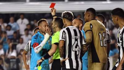 طرد نيمار لتقليده مارادونا خلال مباراة في الدوري البرازيلي ضد بوتافوجو