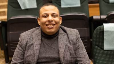 خبير أمن معلومات: شركات التكنولوجيا تتحول تدريجيًا إلى أدوات لتوسيع الفوضى المعرفية