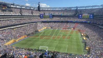 صدمة وصمت لجماهير باريس سان جيرمان بمدرجات ميت لايف.. "صور"