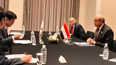 وزير الطيران يبحث في كوريا الجنوبية كيفية تطوير المطارات المصرية