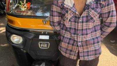 ضبط سائق مركبة "توك توك" بالتعدي بالسب على أحد سائقي سيارات الإسعاف بالقاهرة 