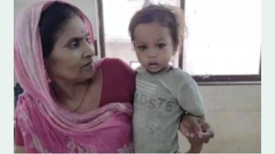 عاجل.. طفل رضيع يعض ثعبان كوبرا حتى قتله