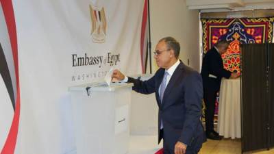 وزير الخارجية أول من يدلي بصوته في انتخابات الشيوخ من مقر السفارة المصرية بواشنطن