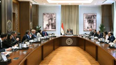 رئيس الوزراء يستعرض مشروعًا لاستغلال مواقع خام الرمال الكاولينية 