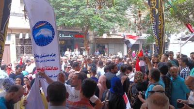 بالصور| اصطفاف الناخبين على لجان مدرسة التربية الفكرية بطنطا