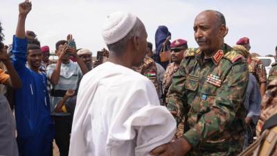 البرهان يزور قرية ود النورة بولاية الجزيرة وسط السودان ويعزي في شهدائها