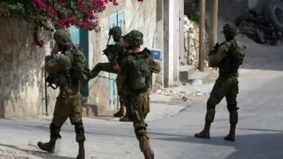 الاحتلال يداهم منزل عائلة الأسير الهيموني في مدينة الخليل