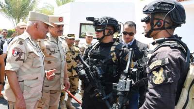  الفريق أول عبد المجيد صقر يلتقي عددًا من مقاتلي القوات الخاصة من المظلات والصاعقة