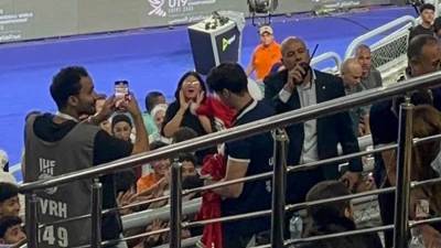 اللجنة المنظمة توزع قميص منتخب الناشئين على الجماهير في المدرجات قبل لقاء الدنمارك بمونديال اليد