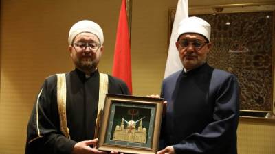 مفتي الجمهورية يلتقي الدكتور إيلدار علاء الدينوف مفتي موسكو ويؤكد: باب دار الإفتاء المصرية مفتوح لكم.