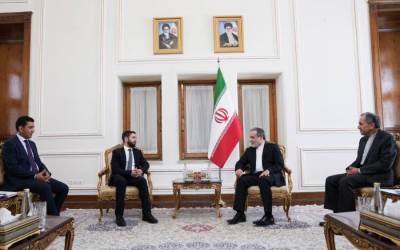 وزير الخارجية الإيراني يلتقي نائب وزير خارجية أرمينيا