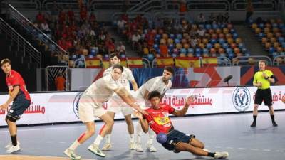 منتخب الناشئين يتقدم على إسبانيا في الشوط الأول بربع نهائي مونديال اليد