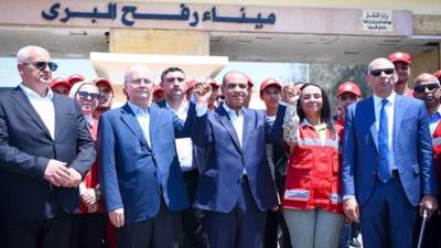 وزير الخارجية ورئيس وزراء فلسطين يتفقدان "مركز الإمدادات الغذائية لدعم غزة" بالعريش