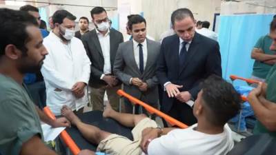 نائب وزير الصحة يزور مصابي حادث "الإسكندرية - مطروح"