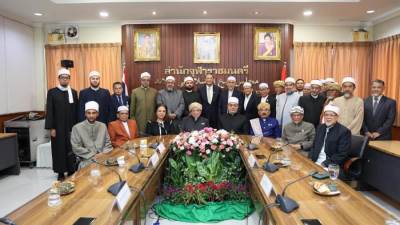 مفتي الجمهورية يلتقي شيخ الإسلام في تايلاند ويجتمع بأعضاء هيئة كبار العلماء