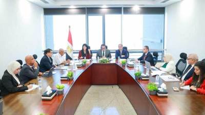 وزير الصحة يبحث خطط التوسع في الصناعات الدوائية وفتح أسواق جديدة للتصدير