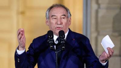 رئيس وزراء فرنسا يحذر من فوضى سياسية حال سقوط حكومته