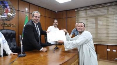 تسليم 27 عقد تقنين لأراضي أملاك الدولة بالمنيا