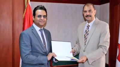 محافظ سوهاج يكرم وكيل وزارة الصحة و9 من مديري الإدارات الفنية والصحية المعتمدة