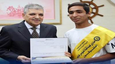 رئيس هيئة قناة السويس يكرم أوائل الثانوية والإعدادية بمدارس الهيئة