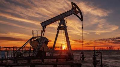 تراجع أسعار النفط بفعل مخاوف الطلب لكنها تتجه لتحقيق مكاسب أسبوعية
