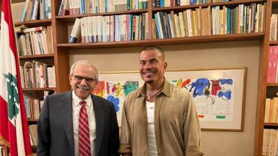 صور.. رئيس وزراء لبنان يستقبل عمرو دياب في منزله قبل حفله ببيروت وهذا ما قاله له