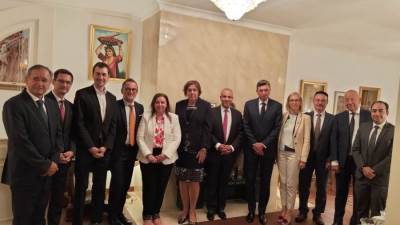 وزير الخارجية يبحث مع مسؤولين من سلوفينيا سبل تعزيز التعاون الثنائي