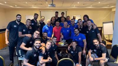 منتخب رجال الطائرة يحتفل بعيد ميلاد "بونيتا" خلال معسكر الاستعداد للمونديال