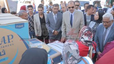 توزيع 35 جهاز عروس وعدد من المساعدات للفئات الأولى بالرعاية بسوهاج