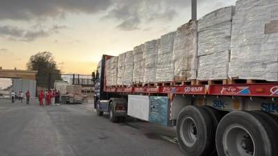 استئناف دخول المساعدات الإنسانية إلى الفلسطينيين بقطاع غزة