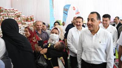 رئيس الوزراء يتفقد سوق اليوم الواحد للسلع الغذائية بأشمون