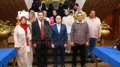 محافظ كفر الشيخ يسلم 11 ماكينة خياطة للمتدربات بالوحدة التدريبية المتنقلة مجانًا