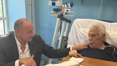 بالصور.. الخطيب يزور حسن شحاتة في المستشفى