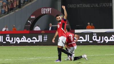 منتخب مصر يضع قدمًا في المونديال.. تقدم وأداء قوي في الشوط الأول 
