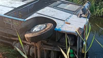 دون إصابات.. انقلاب أتوبيس تابع لمدرسة بملوي جنوب المنيا.. صور