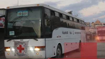 بالفيديو.. تحرك حافلات الأسرى الفلسطينيين المحررين من أمام سجن عوفر بالضفة الغربية