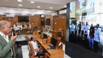 محافظ المنيا يتابع من مركز السيطرة انتظام العمل بمحطات الوقود والمواقف