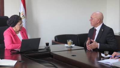  نائب وزير الصحة تستقبل وفدًا عراقيًا لبحث التعاون في تنمية الأسرة والصحة السكانية