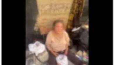 تفاصيل تداول فيديو لسيدة "تفترش أحد الطرق" وتدعي قيام نجلها بالتعدي عليها وطردها من مسكنها بالقاهرة