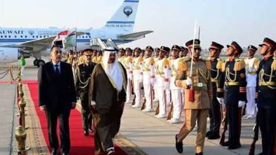 رئيس الوزراء يستقبل نظيره الكويتي بمطار القاهرة الدولي