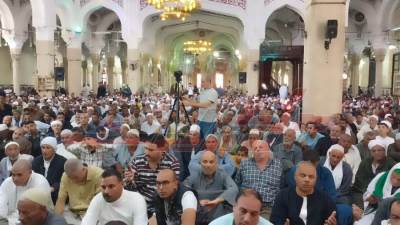 الآلاف يؤدون صلاة الجمعة الختامية لمولد الدسوقي بكفر الشيخ 