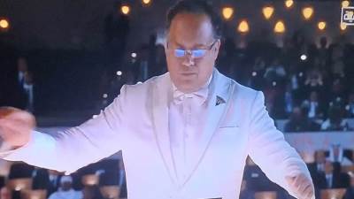 المايسترو ناير ناجي يقود سيمفونية هشام نزيه في افتتاح المتحف المصري الكبير