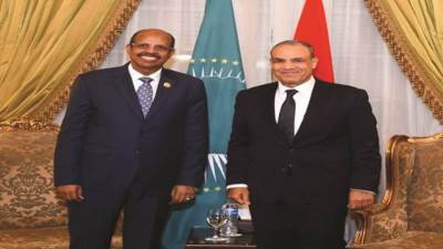 وزير الخارجية يلتقي رئيس مفوضية الاتحاد الأفريقي
