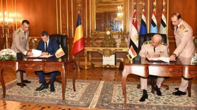 وزير الدفاع يبحث مع نظيره الروماني سبل تعزيز العلاقات العسكرية بين الجانبين