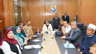 بحضور وزيرة التنمية المحلية  نائب محافظ الوادي الجديد تشارك باجتماع متابعة سير العملية الانتخابية